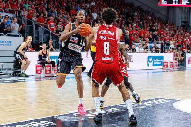 Mohamed Diakite (ratiopharm Ulm, 05), Demarcus Demonia (BMA365 Bamberg Baskets, 08), BMA365 Bamberg Baskets vs. ratiopharm Ulm, Basketball, easyCredit BBL, Playoff Viertelfinale, Spiel 2, 18.05.2026 BMA365 Bamberg Baskets vs. ratiopharm Ulm, Basketball, easyCredit BBL, Playoff Viertelfinale, Spiel 2, 18.05.2026 Bamberg Copyright: xEibner-Pressefoto G.xSantemizx EP_EER
