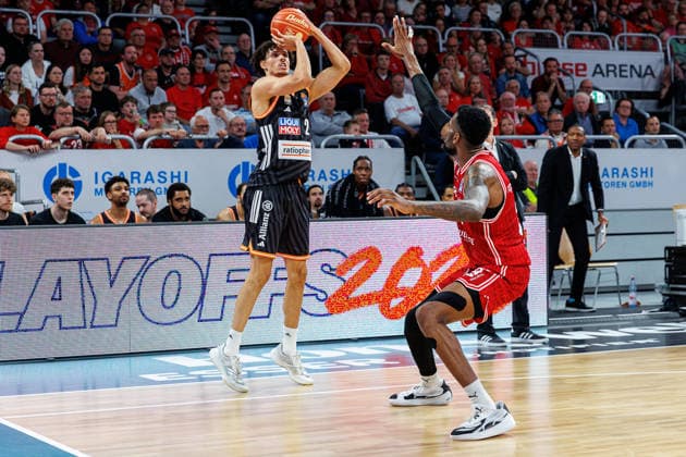 Alec Anigbata (ratiopharm Ulm, 21), Ejiofor Onu (BMA365 Bamberg Baskets, 35), BMA365 Bamberg Baskets vs. ratiopharm Ulm, Basketball, easyCredit BBL, Playoff Viertelfinale, Spiel 2, 18.05.2026 BMA365 Bamberg Baskets vs. ratiopharm Ulm, Basketball, easyCredit BBL, Playoff Viertelfinale, Spiel 2, 18.05.2026 Bamberg Copyright: xEibner-Pressefoto G.xSantemizx EP_EER