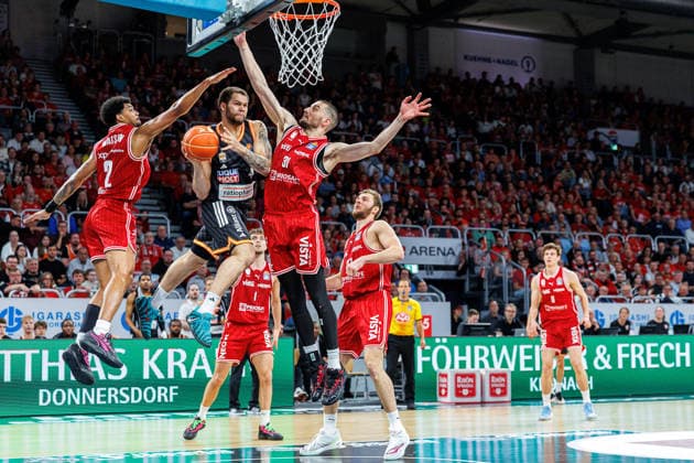 Ibi Watson (BMA365 Bamberg Baskets, 02), Christopher Ledlum (ratiopharm Ulm, 04), Daniel Keppeler (BMA365 Bamberg Baskets, 31), BMA365 Bamberg Baskets vs. ratiopharm Ulm, Basketball, easyCredit BBL, Playoff Viertelfinale, Spiel 2, 18.05.2026 BMA365 Bamberg Baskets vs. ratiopharm Ulm, Basketball, easyCredit BBL, Playoff Viertelfinale, Spiel 2, 18.05.2026 Bamberg Copyright: xEibner-Pressefoto G.xSantemizx EP_EER