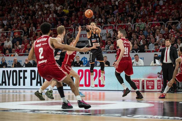 Bamberg, Deutschland 18. Mai 2026: 1. BBL Playoff Viertelfinale - 2025 2026 - Sp. 2 - Bamberg Baskets gegen Ratiopharm Ulm Im Bild: Thomas Klepeisz (Ulm) gibt den Pass in die Zone Brose Arena Bayern Copyright: xFotostandx xSchmittx
