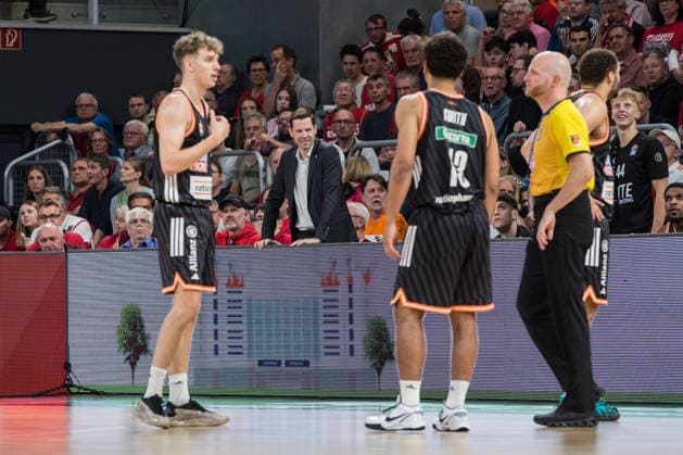 Bamberg, Deutschland 18. Mai 2026: 1. BBL Playoff Viertelfinale - 2025 2026 - Sp. 2 - Bamberg Baskets gegen Ratiopharm Ulm Im Bild: Sportdirektor von Ulm Thorsten Leibenath ruft den Schiedsrichtern etwas zu Brose Arena Bayern Copyright: xFotostandx xSchmittx