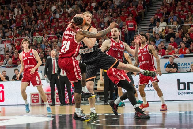 Bamberg, Deutschland 18. Mai 2026: 1. BBL Playoff Viertelfinale - 2025 2026 - Sp. 2 - Bamberg Baskets gegen Ratiopharm Ulm Im Bild: v. li. Cobe Williams (Bamberg), Christian Sengfelder (Ulm) und Daniel Keppeler (Bamberg) Brose Arena Bayern Copyright: xFotostandx xSchmittx