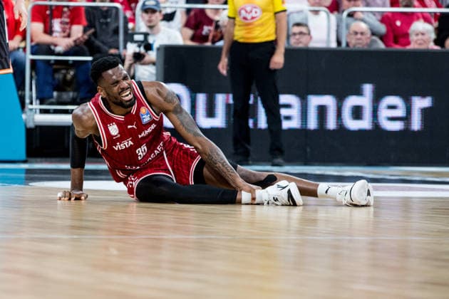 Bamberg, Deutschland 18. Mai 2026: 1. BBL Playoff Viertelfinale - 2025 2026 - Sp. 2 - Bamberg Baskets gegen Ratiopharm Ulm Im Bild: Ejiofor Onu (Bamberg) liegt verletzt auf dem Boden und hält sich den Fuß Brose Arena Bayern Copyright: xFotostandx xSchmittx