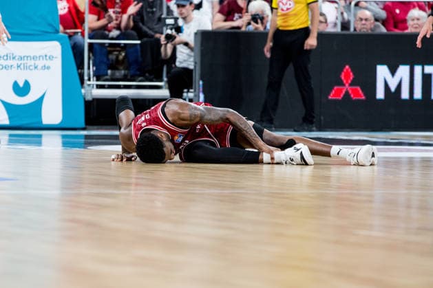 Bamberg, Deutschland 18. Mai 2026: 1. BBL Playoff Viertelfinale - 2025 2026 - Sp. 2 - Bamberg Baskets gegen Ratiopharm Ulm Im Bild: Ejiofor Onu (Bamberg) liegt verletzt auf dem Boden und hält sich den Fuß Brose Arena Bayern Copyright: xFotostandx xSchmittx