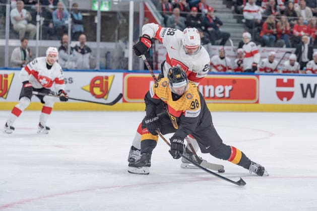 18 05 2026, Zurich, Swiss Life Arena, Ice hockey, Eishockey World Championships: Germany - Switzerland, 28 Timo Meier (Switzerland), 38 Fabio Wagner (Germany) Zurich Swiss Life Arena Zurich Switzerland Copyright: xJustPictures.ch StefanxEmchx jp-de-StEm-DSC0131520260518