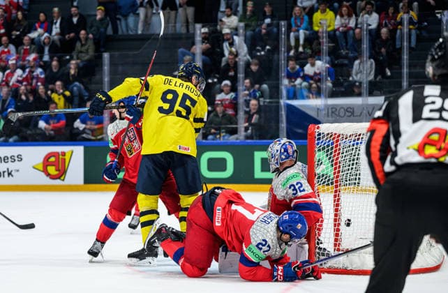260518 Jacob De La Rose of Sweden against goaltender Josef Korenar of Czech Republic as the 4-4 goal is disallowed during the 2026 IIHF Ice hockey, Eishockey World Championship, WM, Weltmeisterschaft match between Sweden and Czech Republic on May 18, 2026 in Fribourg. Photo: Jesper Zerman BILDBYRAN kod JZ JZ0719 ishockey ice hockey ishockey-vm 2026 vm 2026 iihf world championship sverige sweden tjeckien czech republic bbeng Copyright: JESPERxZERMAN BB260518JZ153