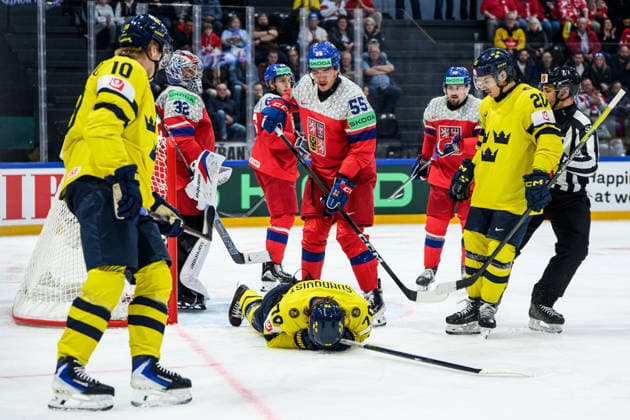 260518 Oscar Sundqvist of Sweden and Libor Hajek of Czech Republic during the 2026 IIHF Ice hockey, Eishockey World Championship, WM, Weltmeisterschaft match between Sweden and Czech Republic on May 18, 2026 in Fribourg. Photo: Jesper Zerman BILDBYRAN kod JZ JZ0719 ishockey ice hockey ishockey-vm 2026 vm 2026 iihf world championship sverige sweden tjeckien czech republic bbeng Copyright: JESPERxZERMAN BB260518JZ155