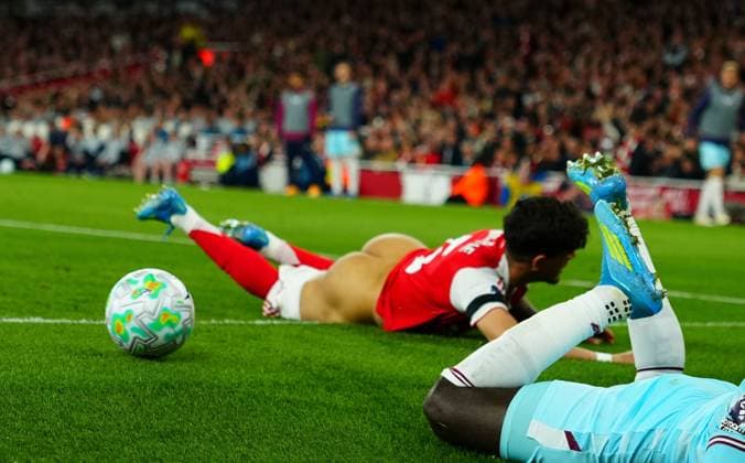 Piero Hincapià of Arsenal loses his shorts after a challenge from Axel Tuanzebe of Burnley Arsenal v Burnley, Premier League, Football, Emirates Stadium, London, UK - 18 May 2026London Emirates Stadium United Kingdom EDITORIAL USE ONLY No use with unauthorised audio, video, data, fixture lists, club league logos or live services. Online in-match use limited to 120 images, no video emulation. No use in betting, games or single club league player publications. Copyright: xJavierxGarcia Shutterstockx 16881286ab