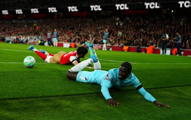 Piero HincapiÃ of Arsenal loses his shorts after a challenge from Axel Tuanzebe of Burnley Arsenal v Burnley, Premier League, Football, Emirates Stadium, London, UK - 18 May 2026London Emirates Stadium United Kingdom EDITORIAL USE ONLY No use with unauthorised audio, video, data, fixture lists, club league logos or live services. Online in-match use limited to 120 images, no video emulation. No use in betting, games or single club league player publications.  Copyright: xJavierxGarcia Shutterstockx 16881286ac