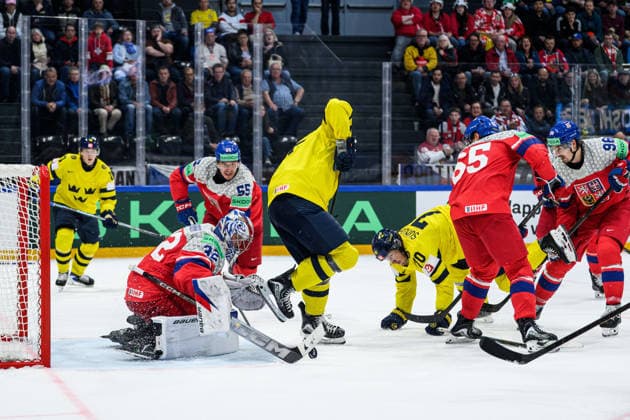 260518 Jack Berglund and Oscar Sundqvist of Sweden against goaltender Josef Korenar and Libor Hajek of Czech Republic during the 2026 IIHF Ice hockey, Eishockey World Championship, WM, Weltmeisterschaft match between Sweden and Czech Republic on May 18, 2026 in Fribourg. Photo: Jesper Zerman BILDBYRAN kod JZ JZ0719 ishockey ice hockey ishockey-vm 2026 vm 2026 iihf world championship sverige sweden tjeckien czech republic bbeng Copyright: JESPERxZERMAN BB260518JZ158