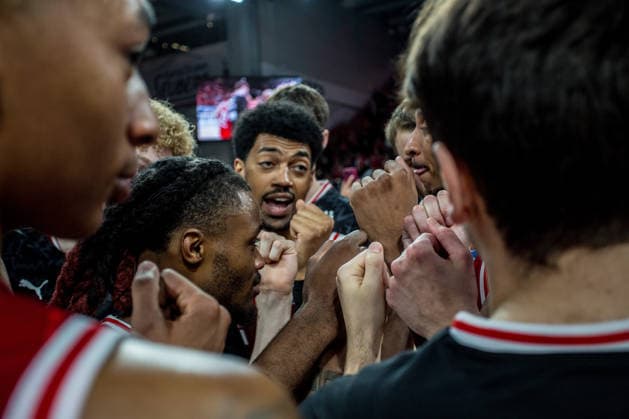 Bamberg, Deutschland 18. Mai 2026: 1. BBL Playoff Viertelfinale - 2025 2026 - Sp. 2 - Bamberg Baskets gegen Ratiopharm Ulm Im Bild: Die Bamberger JUbeln nach dem zweiten Sieg zum 2 zu 0 Playoffsstand in der Mitte ihr Kapitän Ibi Watson (Bamberg) Brose Arena Bayern Copyright: xFotostandx xSchmittx