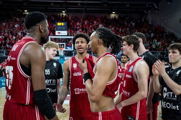Bamberg, Deutschland 18. Mai 2026: 1. BBL Playoff Viertelfinale - 2025 2026 - Sp. 2 - Bamberg Baskets gegen Ratiopharm Ulm Im Bild: Die Bamberger Jubeln nach dem zweiten Sieg zum 2 zu 0 Playoffsstand Brose Arena Bayern Copyright: xFotostandx xSchmittx
