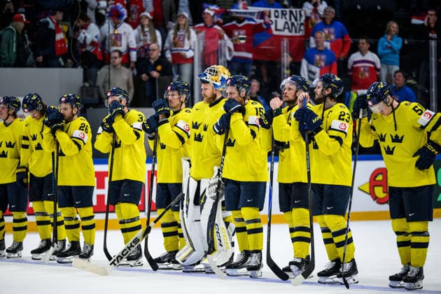 260518 Goaltender Magnus Hellberg and Jack Berglund of Sweden looks dejected after the 2026 IIHF Ice hockey, Eishockey World Championship, WM, Weltmeisterschaft match between Sweden and Czech Republic on May 18, 2026 in Fribourg. Photo: Jesper Zerman BILDBYRAN kod JZ JZ0719 ishockey ice hockey ishockey-vm 2026 vm 2026 iihf world championship sverige sweden tjeckien czech republic bbeng depp Copyright: JESPERxZERMAN BB260518JZ160