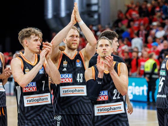 Tobias Jensen (ratiopharm Ulm, 07), Christian Sengfelder (ratiopharm Ulm, 43), Thomas Klepeisz (ratiopharm Ulm, 22), enttaeuscht, Enttaeuschung, negative Emotionen, negative Emotion, Spielende, BMA365 Bamberg Baskets vs. ratiopharm Ulm, Basketball, easyCredit BBL, Playoff Viertelfinale, Spiel 2, 18.05.2026 BMA365 Bamberg Baskets vs. ratiopharm Ulm, Basketball, easyCredit BBL, Playoff Viertelfinale, Spiel 2, 18.05.2026 Bamberg Copyright: xEibner-Pressefoto G.xSantemizx EP_EER