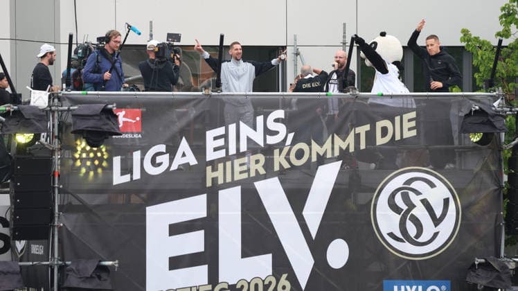18.05.2026, xrekx, Fussball 2.Bundesliga, SV Elversberg - Aufstiegsfeier v.l. Frank Lehmann (SV 07 Elversberg) (DFL DFB REGULATIONS PROHIBIT ANY USE OF PHOTOGRAPHS as IMAGE SEQUENCES and or QUASI-VIDEO) Elversberg