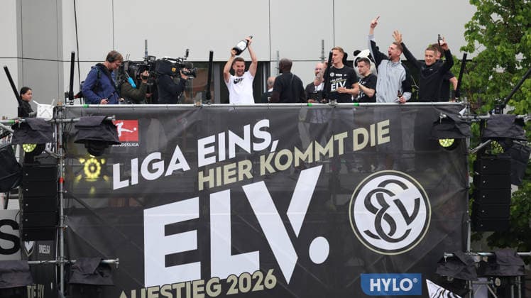 18.05.2026, xrekx, Fussball 2.Bundesliga, SV Elversberg - Aufstiegsfeier v.l. Manuel Feil (SV 07 Elversberg) (DFL DFB REGULATIONS PROHIBIT ANY USE OF PHOTOGRAPHS as IMAGE SEQUENCES and or QUASI-VIDEO) Elversberg