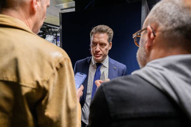 260518 Head coach Sam Hallam of Sweden in the mixed zone after the 2026 IIHF Ice hockey, Eishockey World Championship, WM, Weltmeisterschaft match between Sweden and Czech Republic on May 18, 2026 in Fribourg. Photo: Jesper Zerman BILDBYRAN kod JZ JZ0719 ishockey ice hockey ishockey-vm 2026 vm 2026 iihf world championship sverige sweden tjeckien czech republic bbeng Copyright: JESPERxZERMAN BB260518JZ181