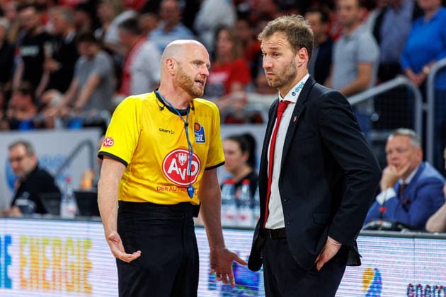 Benjamin Barth (Schiedsrichter), Anton Gavel (BMA365 Bamberg Baskets, Trainer), BMA365 Bamberg Baskets vs. ratiopharm Ulm, Basketball, easyCredit BBL, Playoff Viertelfinale, Spiel 2, 18.05.2026 BMA365 Bamberg Baskets vs. ratiopharm Ulm, Basketball, easyCredit BBL, Playoff Viertelfinale, Spiel 2, 18.05.2026 Bamberg Copyright: xEibner-Pressefoto G.xSantemizx EP_EER