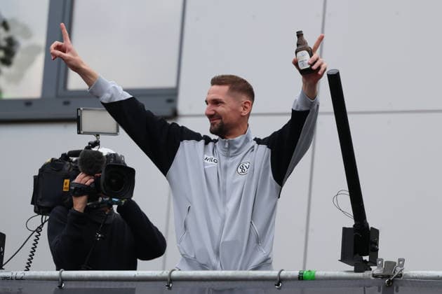 18.05.2026, Fussball, Herren, 2. Bundesliga, Saison 2025 2026, Aufstiegsfeier der SV 07 Elversberg. Die Mannschaft der SV 07 Elversberg feiert auf einem provisorischen Balkon vor dem Rathaus in Spiesen-Elversberg den Aufstieg in die Bundesliga, Frank Lehmann (SV 07 Elversberg) Spiesen-Elversberg Rathaus Saarland Deutschland (DEU) Copyright: xFabianxKleerx