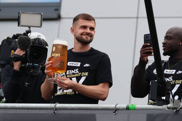 18.05.2026, Fussball, Herren, 2. Bundesliga, Saison 2025 2026, Aufstiegsfeier der SV 07 Elversberg. Die Mannschaft der SV 07 Elversberg feiert auf einem provisorischen Balkon vor dem Rathaus in Spiesen-Elversberg den Aufstieg in die Bundesliga, Lukasz Poreba (SV 07 Elversberg) Spiesen-Elversberg Rathaus Saarland Deutschland (DEU) Copyright: xFabianxKleerx