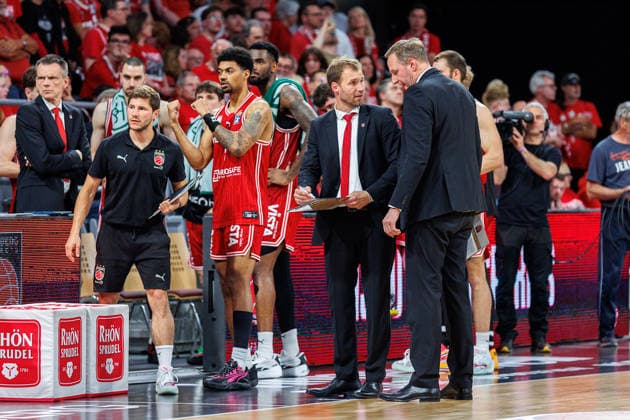 Anton Gavel (BMA365 Bamberg Baskets, Trainer), Arne Woltmann (BMA365 Bamberg Baskets, Co-Trainer), Auszeit, Team, Mannschaft, BMA365 Bamberg Baskets vs. ratiopharm Ulm, Basketball, easyCredit BBL, Playoff Viertelfinale, Spiel 2, 18.05.2026 BMA365 Bamberg Baskets vs. ratiopharm Ulm, Basketball, easyCredit BBL, Playoff Viertelfinale, Spiel 2, 18.05.2026 Bamberg Copyright: xEibner-Pressefoto G.xSantemizx EP_EER