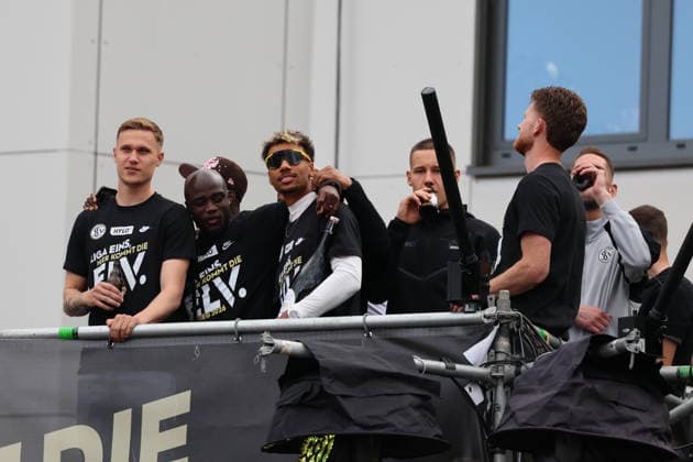 18.05.2026, Fussball, Herren, 2. Bundesliga, Saison 2025 2026, Aufstiegsfeier der SV 07 Elversberg. Die Mannschaft der SV 07 Elversberg feiert auf einem provisorischen Balkon vor dem Rathaus in Spiesen-Elversberg den Aufstieg in die Bundesliga, Luis Seifert (SV 07 Elversberg), Amara Conde (SV 07 Elversberg), Bambase Conte (SV 07 Elversberg), Florian Le Joncour (SV 07 Elversberg) Spiesen-Elversberg Rathaus Saarland Deutschland (DEU) Copyright: xFabianxKleerx