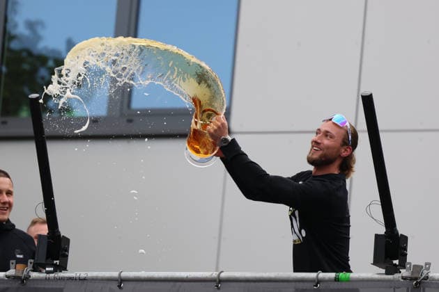 18.05.2026, Fussball, Herren, 2. Bundesliga, Saison 2025 2026, Aufstiegsfeier der SV 07 Elversberg. Die Mannschaft der SV 07 Elversberg feiert auf einem provisorischen Balkon vor dem Rathaus in Spiesen-Elversberg den Aufstieg in die Bundesliga, Tim Boss (SV 07 Elversberg) Spiesen-Elversberg Rathaus Saarland Deutschland (DEU) Copyright: xFabianxKleerx