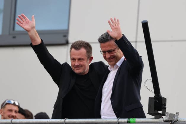 18.05.2026, Fussball, Herren, 2. Bundesliga, Saison 2025 2026, Aufstiegsfeier der SV 07 Elversberg. Die Mannschaft der SV 07 Elversberg feiert auf einem provisorischen Balkon vor dem Rathaus in Spiesen-Elversberg den Aufstieg in die Bundesliga, Vize-Präsident Swen Hoffmann (SV 07 Elversberg), Präsidiumsmitglied Andreas Abel (SV 07 Elversberg) Spiesen-Elversberg Rathaus Saarland Deutschland (DEU) Copyright: xFabianxKleerx