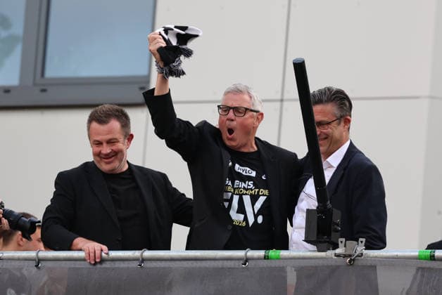 18.05.2026, Fussball, Herren, 2. Bundesliga, Saison 2025 2026, Aufstiegsfeier der SV 07 Elversberg. Die Mannschaft der SV 07 Elversberg feiert auf einem provisorischen Balkon vor dem Rathaus in Spiesen-Elversberg den Aufstieg in die Bundesliga, Vize-Präsident Swen Hoffmann (SV 07 Elversberg), Präsidiumsmitglied Andreas Abel (SV 07 Elversberg), Aufsichtsratmitglied Wolfgang Lauer (SV 07 Elversberg) Spiesen-Elversberg Rathaus Saarland Deutschland (DEU) Copyright: xFabianxKleerx