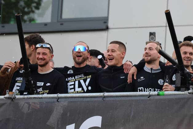 18.05.2026, Fussball, Herren, 2. Bundesliga, Saison 2025 2026, Aufstiegsfeier der SV 07 Elversberg. Die Mannschaft der SV 07 Elversberg feiert auf einem provisorischen Balkon vor dem Rathaus in Spiesen-Elversberg den Aufstieg in die Bundesliga, Lukas Petkov (SV 07 Elversberg), Tim Boss (SV 07 Elversberg), Lukas Pinckert (SV 07 Elversberg), Nicolas Kristof (SV 07 Elversberg) Spiesen-Elversberg Rathaus Saarland Deutschland (DEU) Copyright: xFabianxKleerx