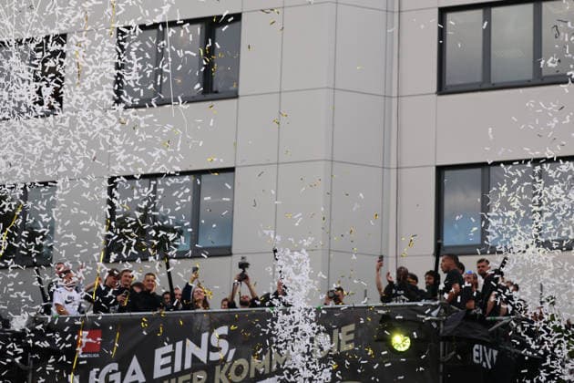 18.05.2026, Fussball, Herren, 2. Bundesliga, Saison 2025 2026, Aufstiegsfeier der SV 07 Elversberg. Die Mannschaft der SV 07 Elversberg feiert im Konfettiregen auf einem provisorischen Balkon vor dem Rathaus in Spiesen-Elversberg den Aufstieg in die Bundesliga Spiesen-Elversberg Rathaus Saarland Deutschland (DEU) Copyright: xFabianxKleerx
