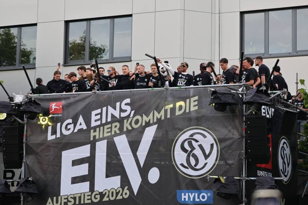 18.05.2026, Fussball, Herren, 2. Bundesliga, Saison 2025 2026, Aufstiegsfeier der SV 07 Elversberg. Die Mannschaft der SV 07 Elversberg feiert auf einem provisorischen Balkon vor dem Rathaus in Spiesen-Elversberg den Aufstieg in die Bundesliga Spiesen-Elversberg Rathaus Saarland Deutschland (DEU) Copyright: xFabianxKleerx
