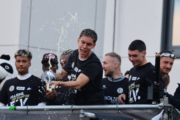 18.05.2026, Fussball, Herren, 2. Bundesliga, Saison 2025 2026, Aufstiegsfeier der SV 07 Elversberg. Die Mannschaft der SV 07 Elversberg feiert auf einem provisorischen Balkon vor dem Rathaus in Spiesen-Elversberg den Aufstieg in die Bundesliga, Frederik Schmahl (SV 07 Elversberg) feiert Spiesen-Elversberg Rathaus Saarland Deutschland (DEU) Copyright: xFabianxKleerx