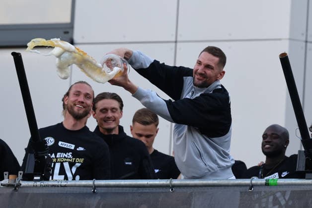18.05.2026, Fussball, Herren, 2. Bundesliga, Saison 2025 2026, Aufstiegsfeier der SV 07 Elversberg. Die Mannschaft der SV 07 Elversberg feiert auf einem provisorischen Balkon vor dem Rathaus in Spiesen-Elversberg den Aufstieg in die Bundesliga, Frank Lehmann (SV 07 Elversberg) feiert Spiesen-Elversberg Rathaus Saarland Deutschland (DEU) Copyright: xFabianxKleerx
