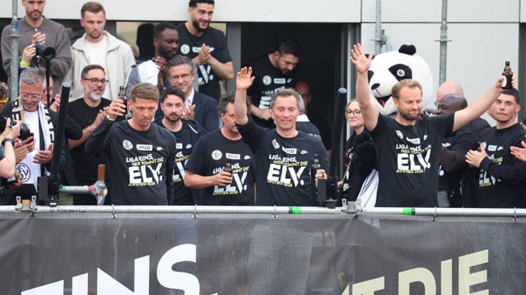 18.05.2026, xrekx, Fussball 2.Bundesliga, SV Elversberg - Aufstiegsfeier v.l. Mike Frantz Co-Trainer (SV 07 Elversberg) Patrick Henle Pascal Bieler Co-Trainer (SV 07 Elversberg) (DFL DFB REGULATIONS PROHIBIT ANY USE OF PHOTOGRAPHS as IMAGE SEQUENCES and or QUASI-VIDEO) Elversberg