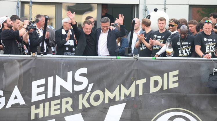 18.05.2026, xrekx, Fussball 2.Bundesliga, SV Elversberg - Aufstiegsfeier v.l. Swen Hoffmann Vize Präsident Praesident (SV 07 Elversberg) Andreas Abel (DFL DFB REGULATIONS PROHIBIT ANY USE OF PHOTOGRAPHS as IMAGE SEQUENCES and or QUASI-VIDEO) Elversberg