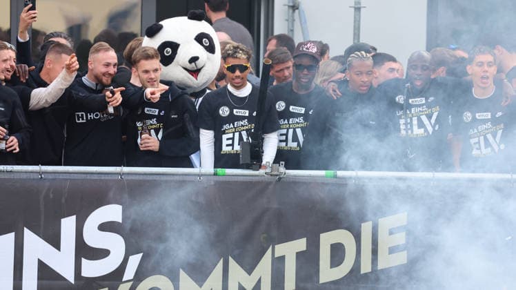 18.05.2026, xrekx, Fussball 2.Bundesliga, SV Elversberg - Aufstiegsfeier v.l. SV Elversberg Mannschaft (DFL DFB REGULATIONS PROHIBIT ANY USE OF PHOTOGRAPHS as IMAGE SEQUENCES and or QUASI-VIDEO) Elversberg