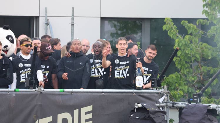18.05.2026, xrekx, Fussball 2.Bundesliga, SV Elversberg - Aufstiegsfeier v.l. SV Elversberg Mannschaft Jarzinho Malanga (SV 07 Elversberg) Amara CondÃ (SV 07 Elversberg) Frederik Schmahl (SV 07 Elversberg) (DFL DFB REGULATIONS PROHIBIT ANY USE OF PHOTOGRAPHS as IMAGE SEQUENCES and or QUASI-VIDEO) Elversberg