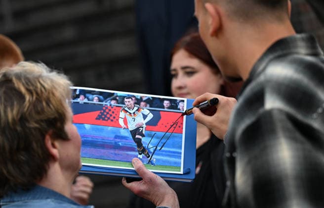 18.05.2026, xophax, Fussball 1.Bundesliga, Köln Cologne , 1.FC Koeln. Saisonende. Sommerpause. Saisonabschluss in der Kölner Flora. Said El Mala gibt Autogramm ( 1.FC Köln ) Koeln