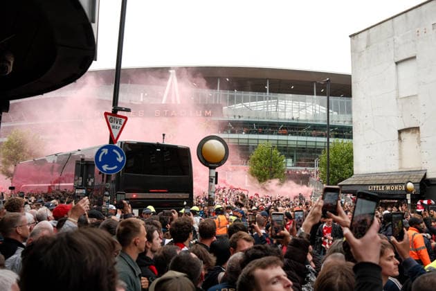 Arsenal v Burnley 18 May 2026, London - Premier League Football - Arsenal v Burnley - The Arsenal team bus makes its way through large crowds of fans outside the Emirates Stadium - Photo: Jacques Feeney Offside. London UK Copyright: xJacquesxFeeneyx xOffsidexOffside