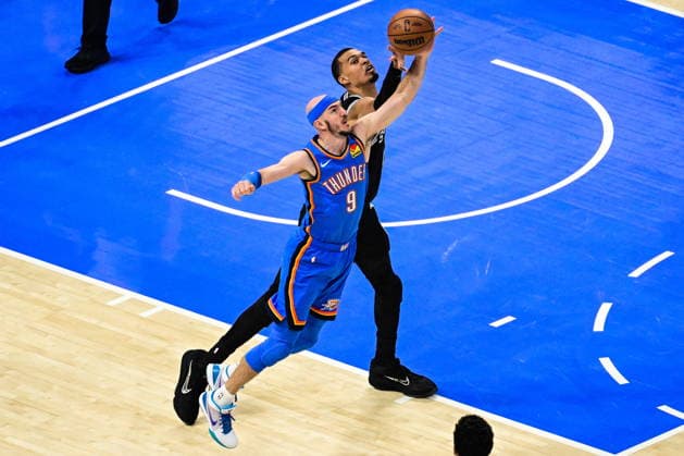 NBA, Basketball Herren, USA Western Conference Finals Game 1 - San Antonio Spurs at Oklahoma City Thunder Oklahoma City Thunder guard Alex Caruso (L) steels a pass from San Antonio Spurs forward center Victor Wembanyama (R) during game 1 of the NBA Western Conference Finals between Oklahoma City Thunder and San Antonio Spurs in Oklahoma City, Oklahoma, USA, 18 May 2026. Oklahoma City United States  Copyright: xGERALDxLEONGx