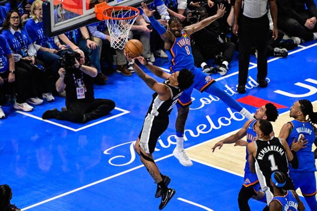 NBA, Basketball Herren, USA Western Conference Finals Game 1 - San Antonio Spurs at Oklahoma City Thunder epaselect San Antonio Spurs guard Dylan Harper (L) in action against Oklahoma City Thunder guard Shai Gilgeous-Alexander (C) during game 1 of the NBA Western Conference Finals between Oklahoma City Thunder and San Antonio Spurs in Oklahoma City, Oklahoma, USA, 18 May 2026. Oklahoma City United States  Copyright: xGERALDxLEONGx