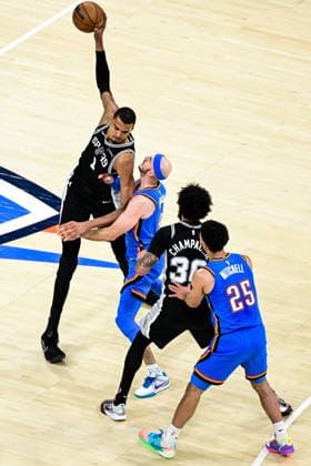 NBA, Basketball Herren, USA Western Conference Finals Game 1 - San Antonio Spurs at Oklahoma City Thunder San Antonio Spurs forward center Victor Wembanyama (L) drives against Oklahoma City Thunder guard Alex Caruso (2-L) during game 1 of the NBA Western Conference Finals between Oklahoma City Thunder and San Antonio Spurs in Oklahoma City, Oklahoma, USA, 18 May 2026. Oklahoma City United States  Copyright: xGERALDxLEONGx