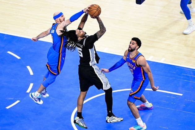 NBA, Basketball Herren, USA Western Conference Finals Game 1 - San Antonio Spurs at Oklahoma City Thunder Oklahoma City Thunder guard Alex Caruso (L) blocks San Antonio Spurs guard Stephon Castle (C) during game 1 of the NBA Western Conference Finals between Oklahoma City Thunder and San Antonio Spurs in Oklahoma City, Oklahoma, USA, 18 May 2026. Oklahoma City United States  Copyright: xGERALDxLEONGx