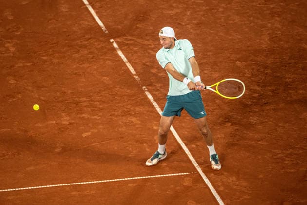 Bitpanda Hamburg Open 2026 - Day 3 Jan-Lennard Struff of Germany plays a backhand against Jakub Mensik of the Czech Republic during their Men s Singles Round One match at the Bitpanda Hamburg Open in Hamburg, Germany, on May 18, 2026. Hamburg Germany  Copyright: xAndyxAstfalckx originalFilename:astfalck-bitpanda260518_npat6.jpg