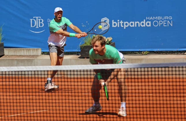 Bitpanda Hamburg Open am Hamburger Rothenbaum, ATP, Tennis Herren 500, Doppel: Tim Pütz (h.) und Kevin Krawietz (am Netz).