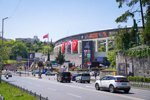 Türkei: Fussball UEFA Europa League 2025 - 2026, Finale in Istanbul - SC Freiburg vs Aston Villa - Tüpras Stadyumu (Istanbul): Türkei, Istanbul, Europa League Finale 2026, UEFA Europa League, Final 2026, Tüpras Stadyumu, Besiktas Park, Stadion, Eventbranding, SC Freiburg, Aston Villa, Fußball, Football, Sportevent, UEFA Sponsoren, Fanbereich, türkische Flaggen, Mustafa Kemal Atatürk, Verkehr, Innenstadt, Stadtbild, Veranstaltungsort, Sicherheitsbereich, Fußballkultur, Europa-Pokal, Großveranstaltung, Medienevent, Istanbul Final 2026, Sporttourismus, Infrastruktur, Urban Sports Event, Türkei Tourismus Copyright: xJOERANxSTEINSIEKx