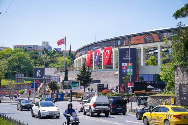 Türkei: Fussball UEFA Europa League 2025 - 2026, Finale in Istanbul - SC Freiburg vs Aston Villa - Tüpras Stadyumu (Istanbul): Türkei, Istanbul, Europa League Finale 2026, UEFA Europa League, Final 2026, Tüpras Stadyumu, Besiktas Park, Stadion, Eventbranding, SC Freiburg, Aston Villa, Fußball, Football, Sportevent, UEFA Sponsoren, Fanbereich, türkische Flaggen, Mustafa Kemal Atatürk, Verkehr, Innenstadt, Stadtbild, Veranstaltungsort, Sicherheitsbereich, Fußballkultur, Europa-Pokal, Großveranstaltung, Medienevent, Istanbul Final 2026, Sporttourismus, Infrastruktur, Urban Sports Event, Türkei Tourismus Copyright: xJOERANxSTEINSIEKx