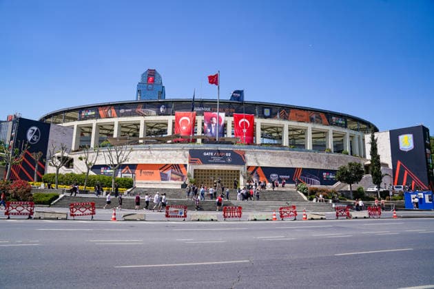 Türkei, Istanbul, Europa League Finale 2026, UEFA Europa League, Final 2026, Tüpras Stadyumu, Besiktas Park, Stadion, Stadionfassade, UEFA Branding, UEFA Sponsoren, Hankook, Enterprise Rent-A-Car, Strauss, Swissquote, FlixBus, Lidl, Just Eat Takeaway, TRT Spor, SC Freiburg, Aston Villa, Fußball, Football, Sportevent, Gate G2, Eingangsbereich, türkische Flaggen, Mustafa Kemal Atatürk, Fan Zone, Ticketing, Sicherheitsabsperrungen, Großveranstaltung, Europa-Pokal, Medienevent, Istanbul Final 2026, Sporttourismus Copyright: xJOERANxSTEINSIEKx