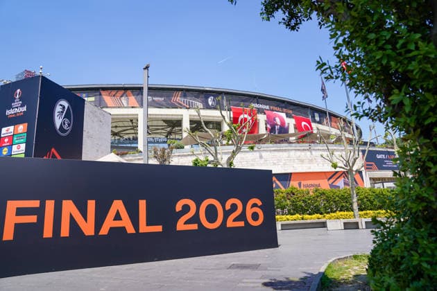 Türkei: Fussball UEFA Europa League 2025 - 2026, Finale in Istanbul - SC Freiburg vs Aston Villa - Tüpras Stadyumu (Istanbul): Türkei, Istanbul, Europa League Finale 2026, UEFA Europa League, Final 2026, Tüpras Stadyumu, Besiktas Park, Stadion, FINAL 2026, UEFA Branding, UEFA Sponsoren, Hankook, Enterprise Rent-A-Car, Strauss, Swissquote, SC Freiburg, Aston Villa, Fußball, Football, Sportevent, Eventlook, Stadionfassade, türkische Flaggen, Mustafa Kemal Atatürk, Gate G2, Fanbereich, Europa-Pokal, Großveranstaltung, Medienevent, Istanbul Final 2026, Sporttourismus, Fußballkultur Copyright: xJOERANxSTEINSIEKx